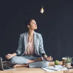 Medytacja zen na czym polega: praktyczny poradnik z instrukcjami