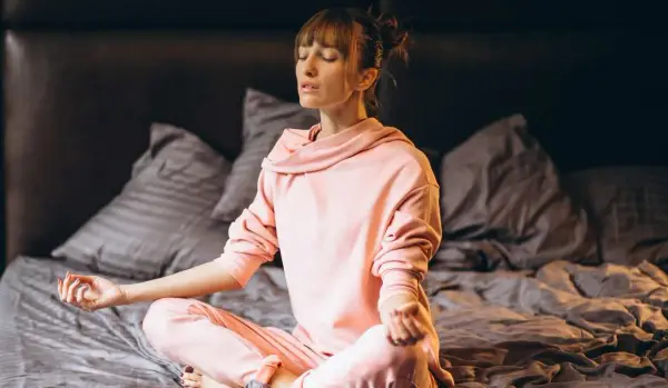 Jak skutecznie medytować na sen: sprawdzone techniki na lepsze zasypianie